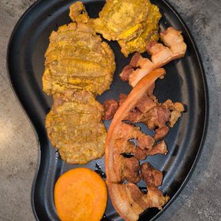 Chicharrón con patacón y arepa