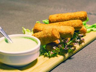 შებოლილი სულგუნის ჩხირები პიტნის სოუსით