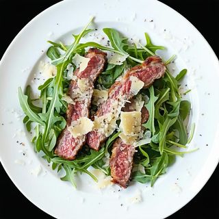 Straccetti di vitello con rucola e scaglie di grana
