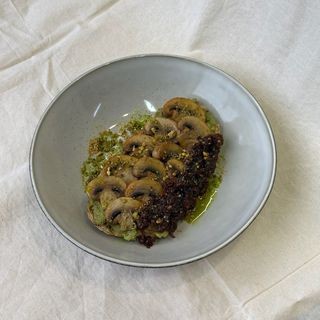 Тост з авокадо і печерицями