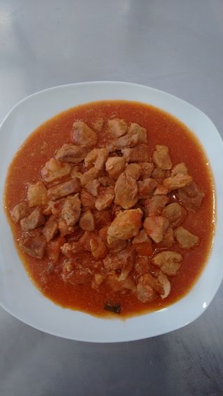 Carne con tomate recipiente de 1000cl 