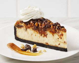 Tranche de Gâteau au Fromage Snikers et Reese's