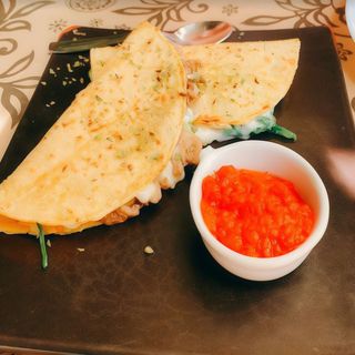 Quesadilla De Mozzarella Con Pollo Y Tomate Cherry