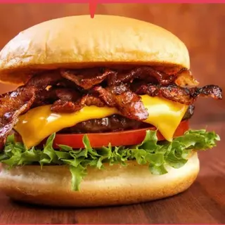 Hamburger, provola affumicata, bacon, crocchè di patate con mozzarella