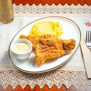 Crap prăjit cu mămăliguță și mujdei