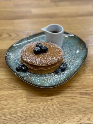 Tortitas Con Mantequilla Más Sirope De Arce Y Arándanos