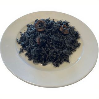 73. Arroz negro con salmón (8 uds.)