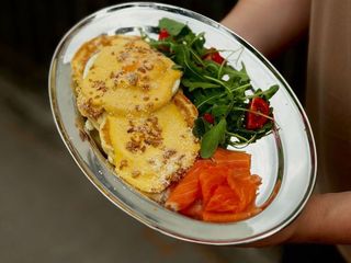 Панкейки з лососем та соусом чеддер (340g)