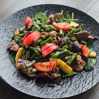 Теплий салат з печінкою та яблуком