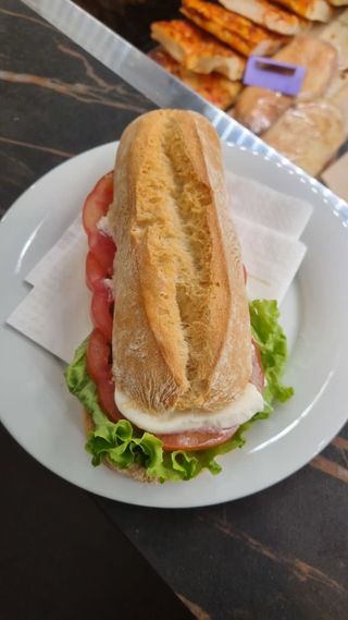 Ciabatta 120 gr con pomodoro e mozzarella 