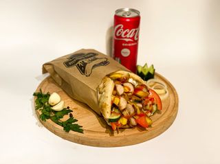 Obrok giros kobasica i Coca-Cola 0.33l