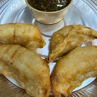 GYOZAS ESTILO ASADOR CON CHIMICHURRI (4unds)