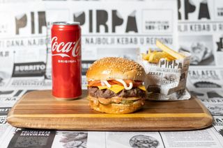 Cheeseburger, pomfrit, Coca Cola