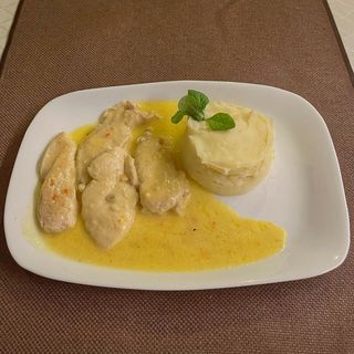 Scalopine de porc/pui în sos de vin alb și lămâie