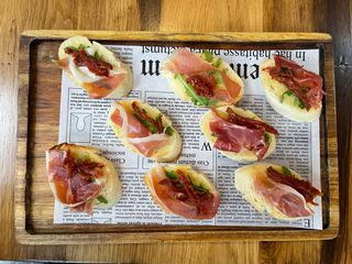 Брускети с хамон и сушени домати