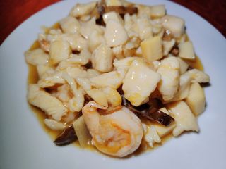 66 Pollo con gamberi e funghi