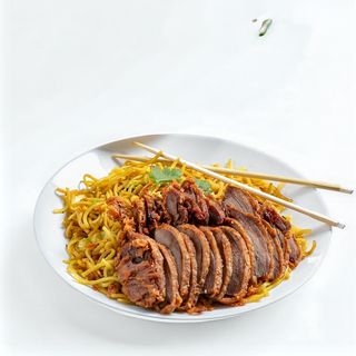 56. Filet z kaczki w pikantnym sosie sojowym serwowany z warzywami