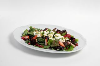 Салат со свеклой, клубникой  и страчателлой