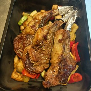 Cotlete de berbecuț la cuptor și legume la cuptor