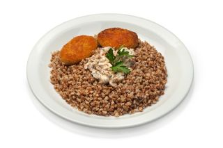 Греча з курячою котлетою та грибним соусом