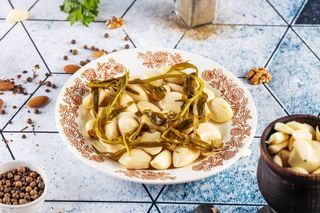 მჟავე ნიორი ტარხუნით