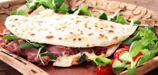 Piadina con speck, mozzarella, insalata, pomodoro e salsa rosa