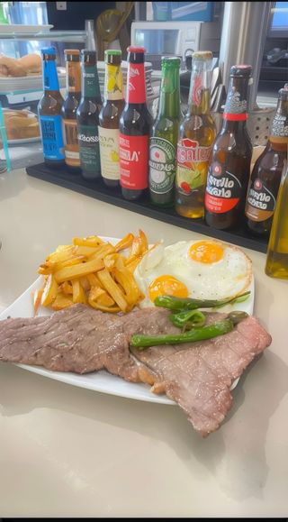 Filete De Ternera Con Patatas Con Huevos Y Pimientos