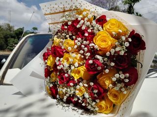 40PCS Red &yellow Roses mixed with gypsophila 