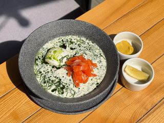 Нестандартна окрошка з лососем (330/30/25g)