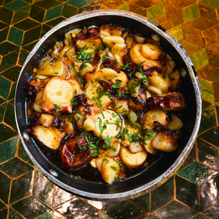 Poulpe pil pil sauté avec l'huile d'olive, à l'ail et au piment rouge