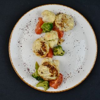 Куриные котлеты с салатом