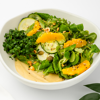 Salată verde cu avocado, rucola picantă, zucchini și portocală