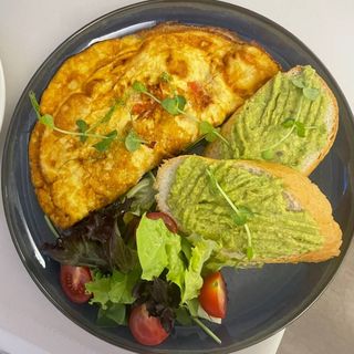 Омлет з тостом гуакомоле, сиром та овочами (260 г)