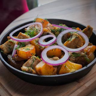 Пательня зі свининою та овочами