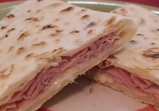 Piadina prosciutto cotto e scamorza