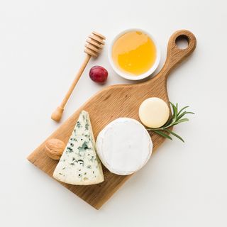 Tabla De 3 Cuñas Quesos Artesanos Nacionales. Peso Total 450 Gr