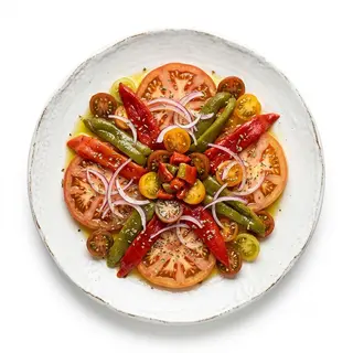Tomate Aliñado con Pimientos Asados