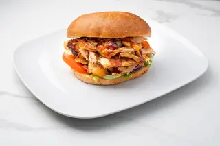 Kebab w bułce z grillowanym serem i kurczakiem - 130g