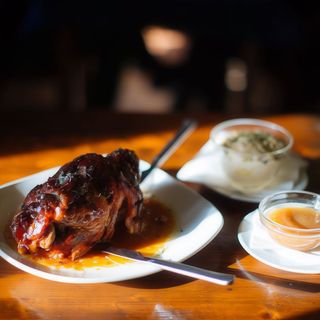 Codillo Al Horno Con Guarnición