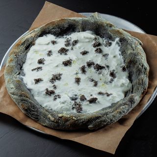 Піца зі страчателлою і трюфельною пастою