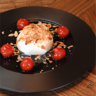 Burrata De Búfala Con Lascas De Almendra Y Cherrys Confitados