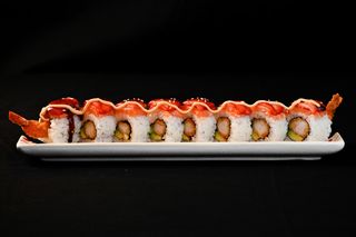 N12 Roll de gamba rebozada, salmón, aguacate y fresa 