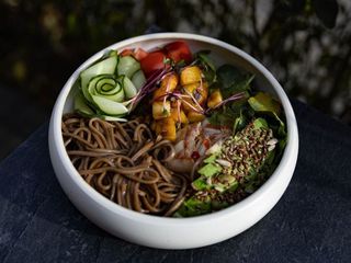 Боул з кальмарами та креветками (380g)