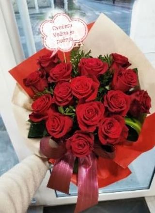 15 crvenih ruža u buketu,  jer ona to zaslužuje 