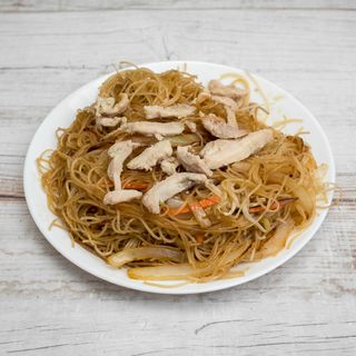 FIDEOS DE ARROZ FRITO CON POLLO