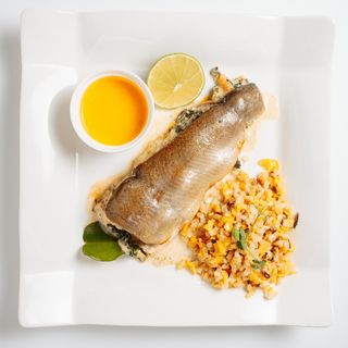 Филе форели с креветками и жареным диким рисом