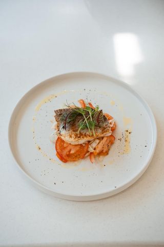 File de doradă cu ghimbir și salată de roșii cu fenicul