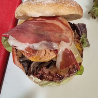 Hamburguesa, setas, micuit, jamón ibérico y queso idiazabal 