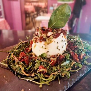 Burrata con Tomate Seco, Alcaparra y Rucula