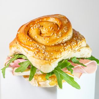 Queso de cabra y manzana (Pan brioche)